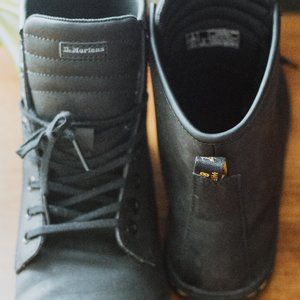 EXCELLENT CONDITION AUTHENTIC DR. MARTENS: Size 9